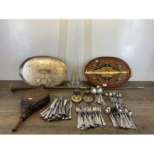 401 - A collection of metalware to include early 20th century copper hunting horn, Kings pattern cutlery, ... 