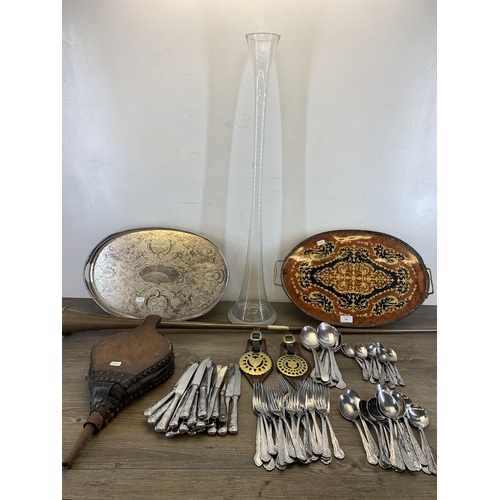 401 - A collection of metalware to include early 20th century copper hunting horn, Kings pattern cutlery, ... 