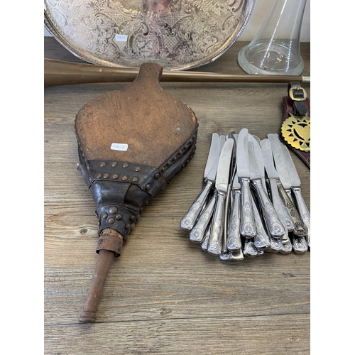 401 - A collection of metalware to include early 20th century copper hunting horn, Kings pattern cutlery, ... 