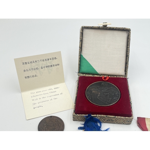 2093 - A collection of medallions to include cased Great Wall Of China, Kind Edward VIII coronation etc.