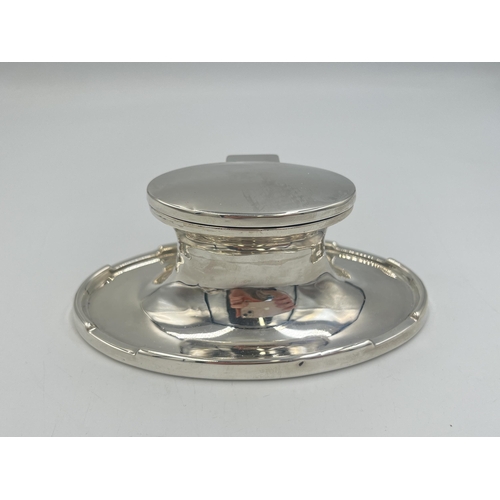 2096 - A hallmarked Birmingham silver weighted inkwell with glass insert, dated 1929 - approx. gross weight... 