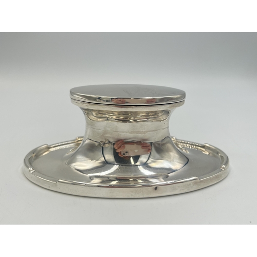 2096 - A hallmarked Birmingham silver weighted inkwell with glass insert, dated 1929 - approx. gross weight... 