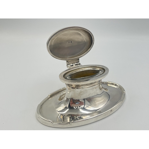 2096 - A hallmarked Birmingham silver weighted inkwell with glass insert, dated 1929 - approx. gross weight... 