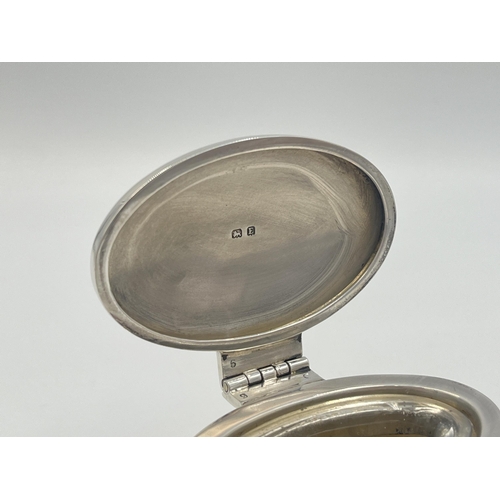 2096 - A hallmarked Birmingham silver weighted inkwell with glass insert, dated 1929 - approx. gross weight... 