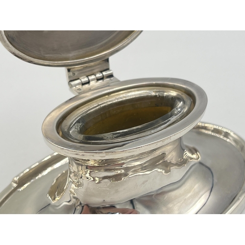 2096 - A hallmarked Birmingham silver weighted inkwell with glass insert, dated 1929 - approx. gross weight... 