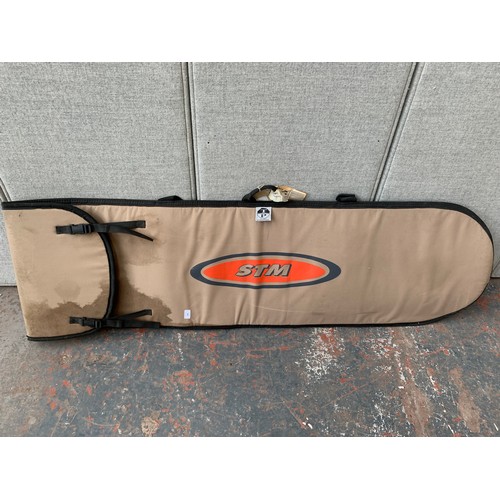 860 - An Option Vinson snowboard with bag