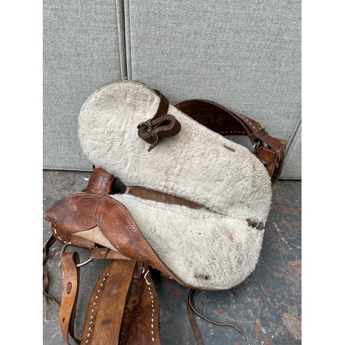 1022 - A brown leather American Western style horse saddle