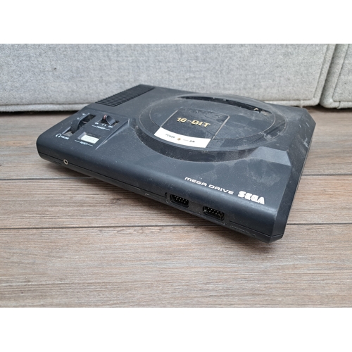 656 - A SEGA Mega Drive 1600-05 console with controller and games to include Sonic The Hedgehog, Sonic The... 