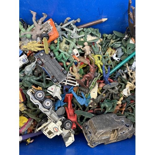 483 - A large collection of plastic toy soldiers and diecast model vehicles