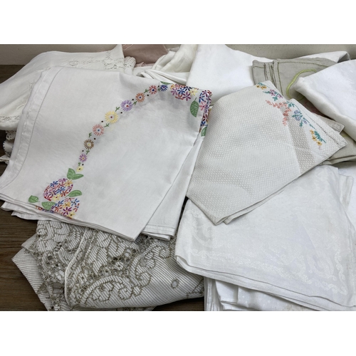 561 - A collection of vintage table linen