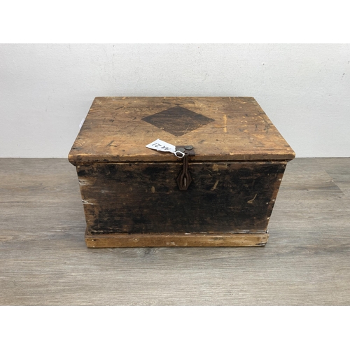 600 - A 19th century pine rectangular storage box - approx. 23cm high x 40cm wide x 28cm deep