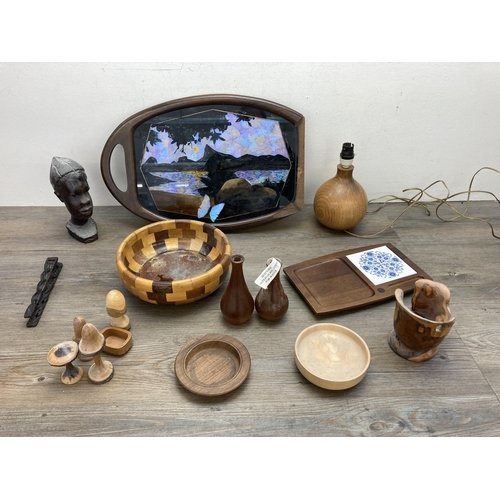 601 - A collection of treenware to include carved teak spherical table lamp, pair of teak bud vases - appr... 