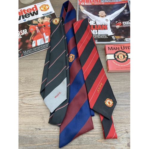 604 - A collection of Manchester United ephemera to include three embroidered ties, back page united hardb... 