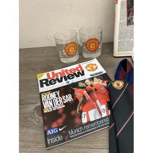 604 - A collection of Manchester United ephemera to include three embroidered ties, back page united hardb... 