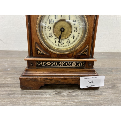 623 - An early 20th century oak cased mantel clock - approx. 18cm high