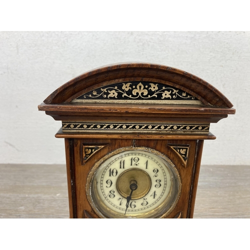 623 - An early 20th century oak cased mantel clock - approx. 18cm high