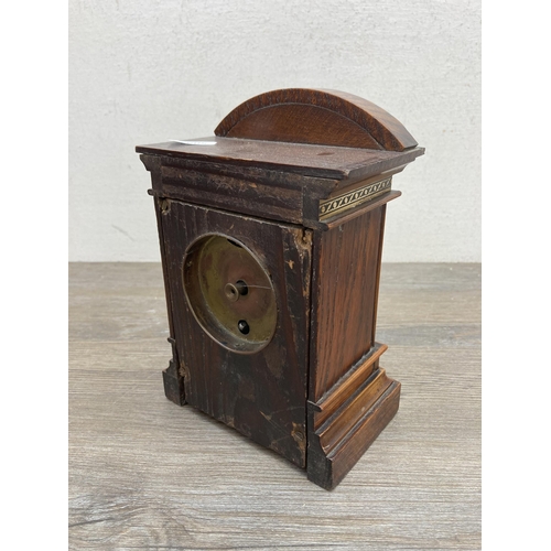 623 - An early 20th century oak cased mantel clock - approx. 18cm high