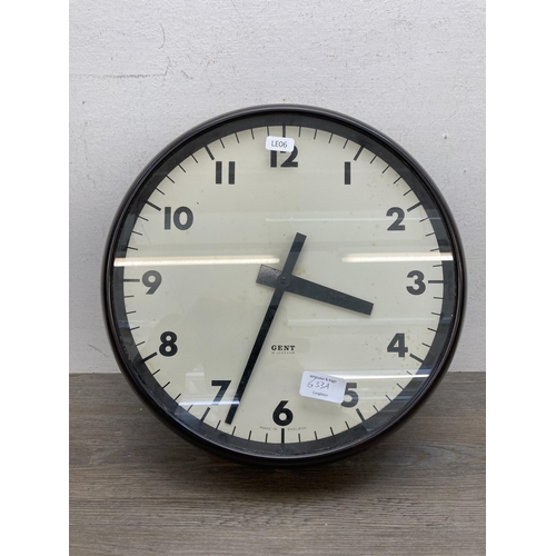 633A - A 1930s Gent of Leicester bakelite wall clock - approx. 36cm diameter