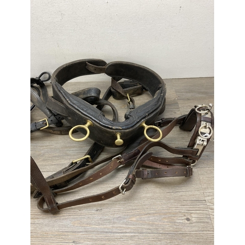 635C - Three pieces of vintage leather horse tack, driving saddle, full driving bridle with blinkers and lu... 