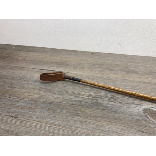 648 - An early 20th century leather riding crop - approx. 67cm long