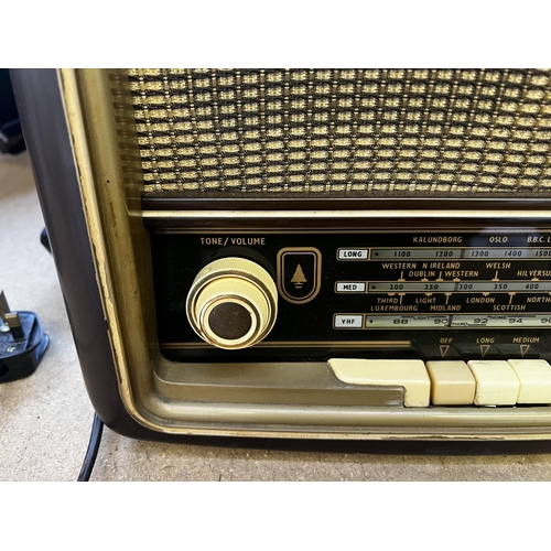 811 - A late 1950s Bush VHF71 seven valve table top radio with Bakelite casing