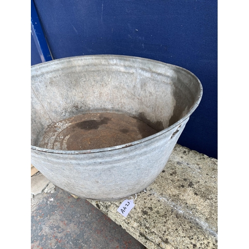 254 - A vintage galvanised bath tub