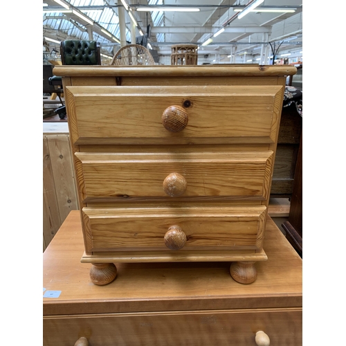 96 - A modern pine bedside chest of drawers - approx. 51cm high x 44cm wide x 39cm deep