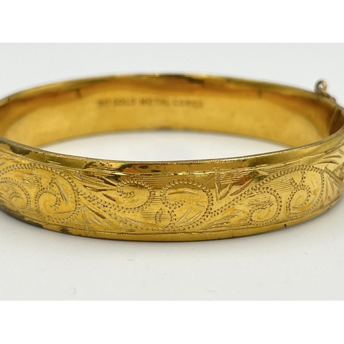 2285 - A 9ct gold metal core foliate etched bangle - approx. gross weight 19.9g