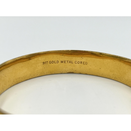 2285 - A 9ct gold metal core foliate etched bangle - approx. gross weight 19.9g