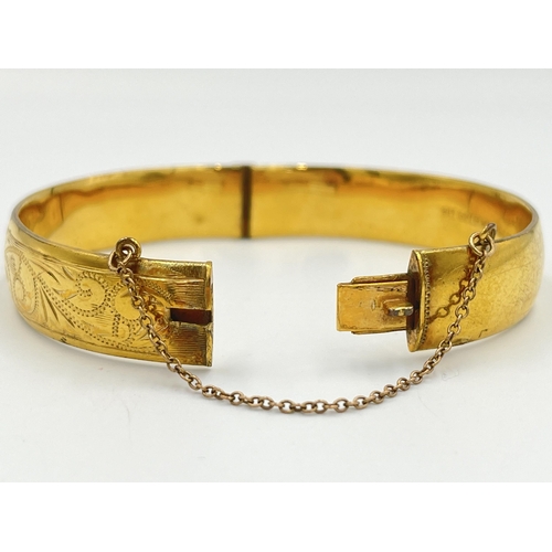 2285 - A 9ct gold metal core foliate etched bangle - approx. gross weight 19.9g