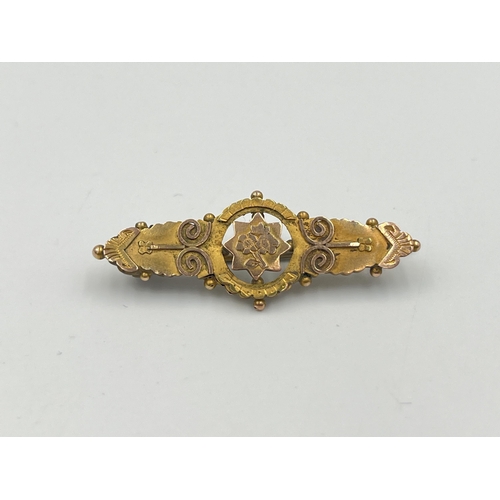 2286 - A Victorian 9ct gold floral decorated brooch - approx. gross weight 2.3g