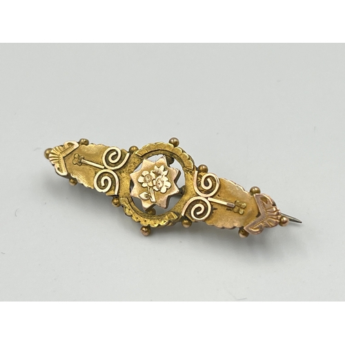 2286 - A Victorian 9ct gold floral decorated brooch - approx. gross weight 2.3g