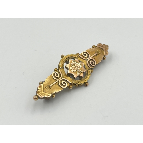 2286 - A Victorian 9ct gold floral decorated brooch - approx. gross weight 2.3g