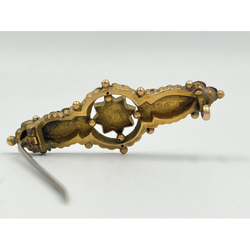 2286 - A Victorian 9ct gold floral decorated brooch - approx. gross weight 2.3g