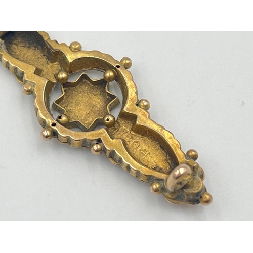 2286 - A Victorian 9ct gold floral decorated brooch - approx. gross weight 2.3g