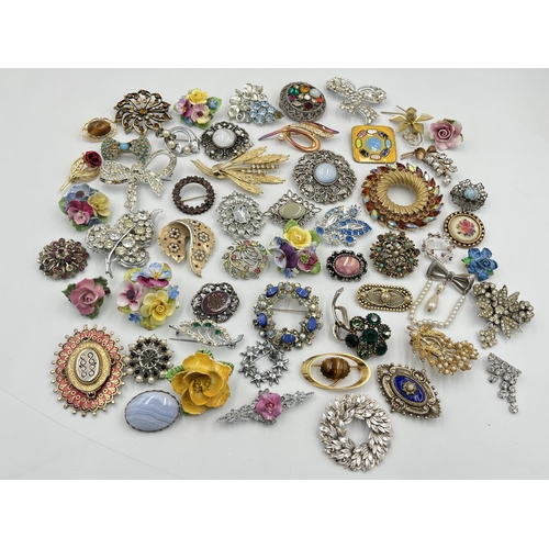 2288 - A large collection of brooches