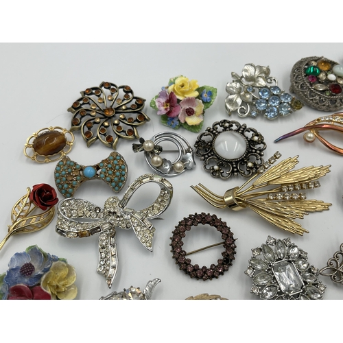 2288 - A large collection of brooches