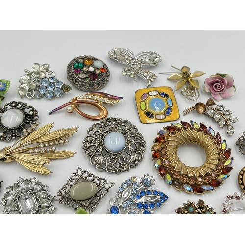 2288 - A large collection of brooches