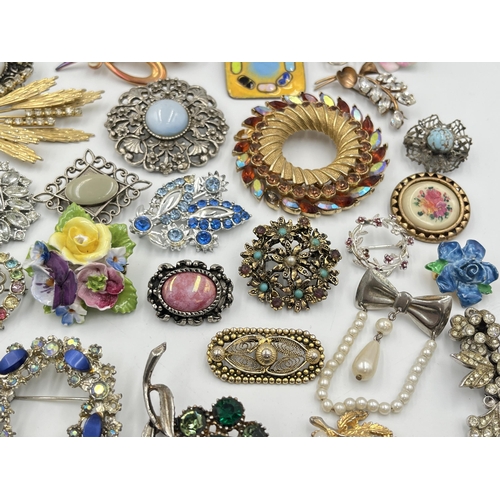 2288 - A large collection of brooches