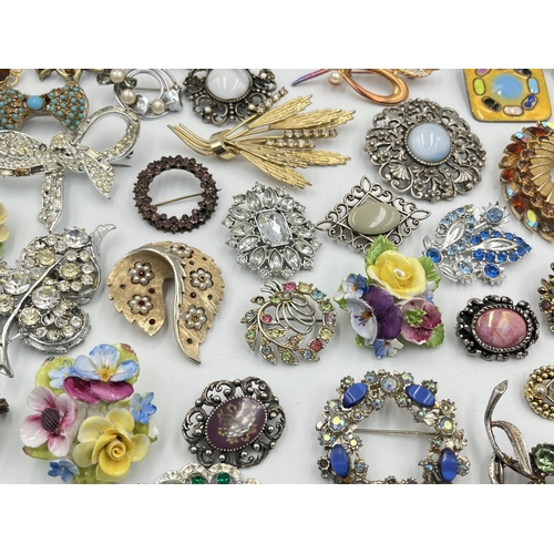 2288 - A large collection of brooches