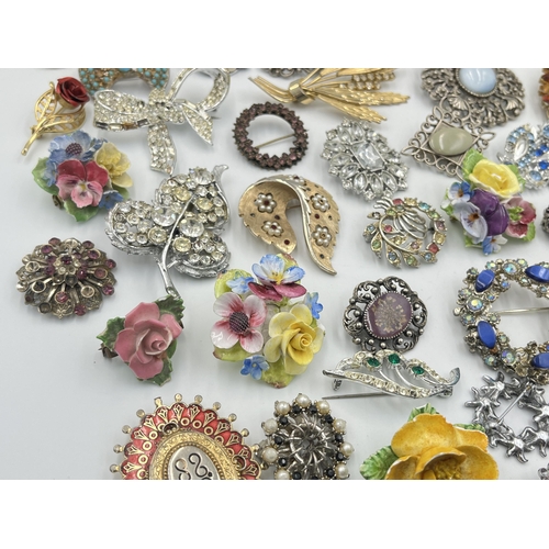 2288 - A large collection of brooches