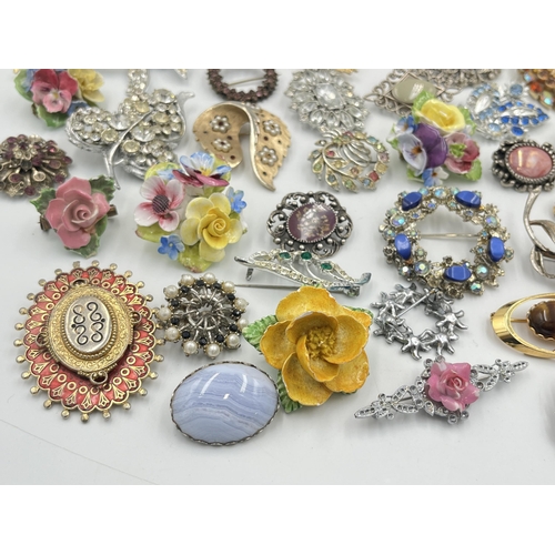 2288 - A large collection of brooches