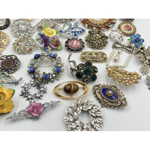 2288 - A large collection of brooches