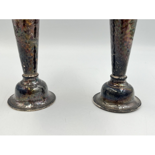 2206 - A pair of hallmarked London silver weighted trumpet vases - approx. gross weight 248g and approx. 13... 