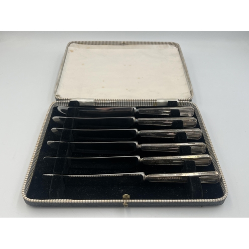 2211 - A cased set of George VI hallmarked Sheffield silver butter knives, dated 1938