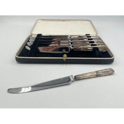 2211 - A cased set of George VI hallmarked Sheffield silver butter knives, dated 1938