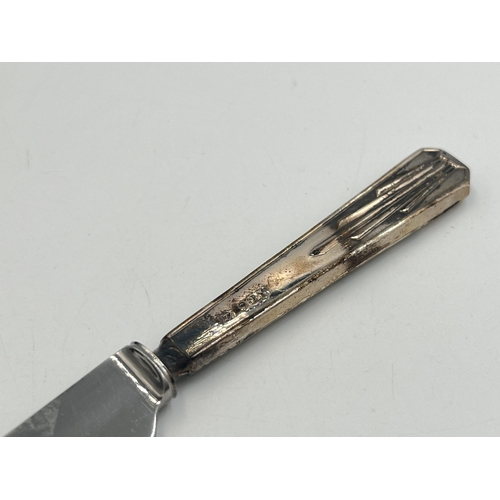 2211 - A cased set of George VI hallmarked Sheffield silver butter knives, dated 1938