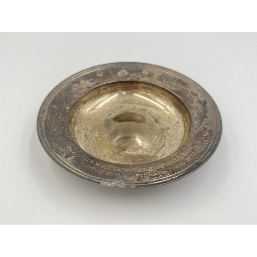 2213 - A hallmarked London silver circular presentation trinket dish, dated 1977 - approx. gross weight 86g... 