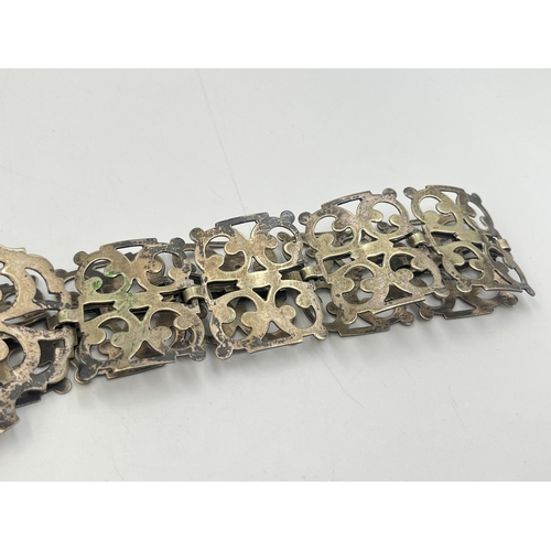 2218 - A late 19th century EPNS nurses belt - approx. 64cm long