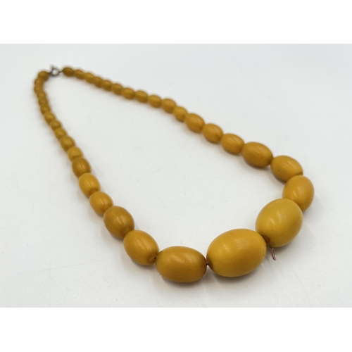 2243 - A butterscotch amber Bakelite beaded necklace - approx. 46cm long